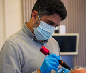Se você está buscando transplante capilar em Santos, o primeiro passo para um resultado natural e duradouro é uma avaliação médica completa da sua calvície.